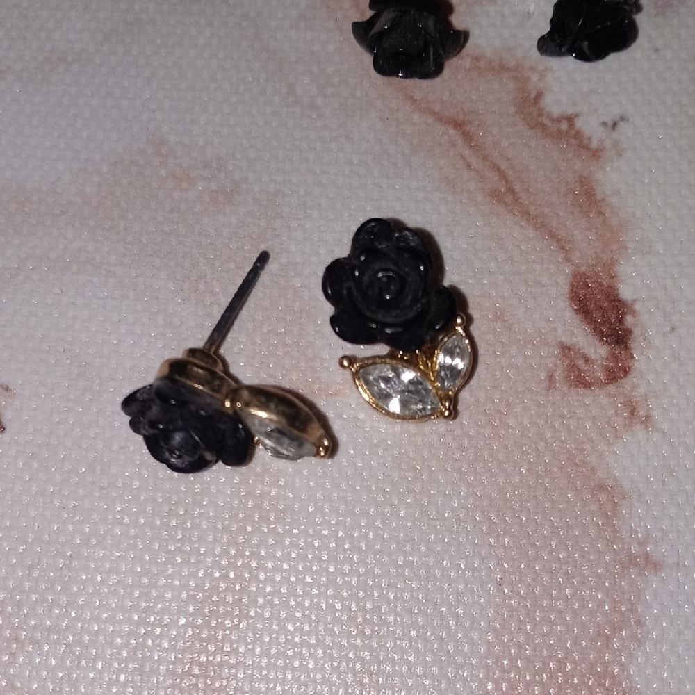 Elegant Black Rose Stud Earrings with Gold Accents - Picture 2 of 5